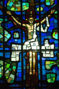 Detalj fra glassmaleriet: Jesus som livets tre