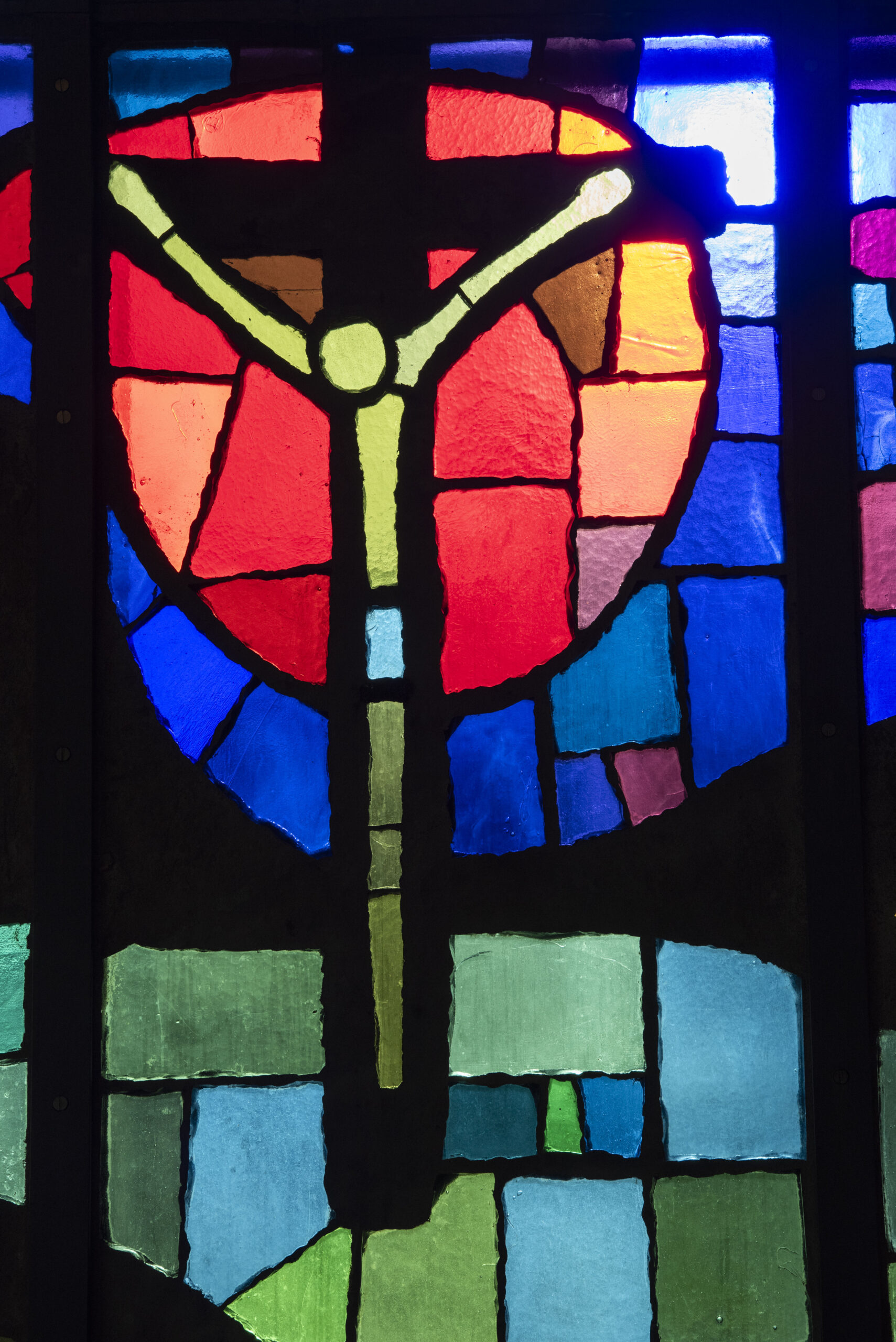 Detalj fra glassmalerier: Jesus på korset